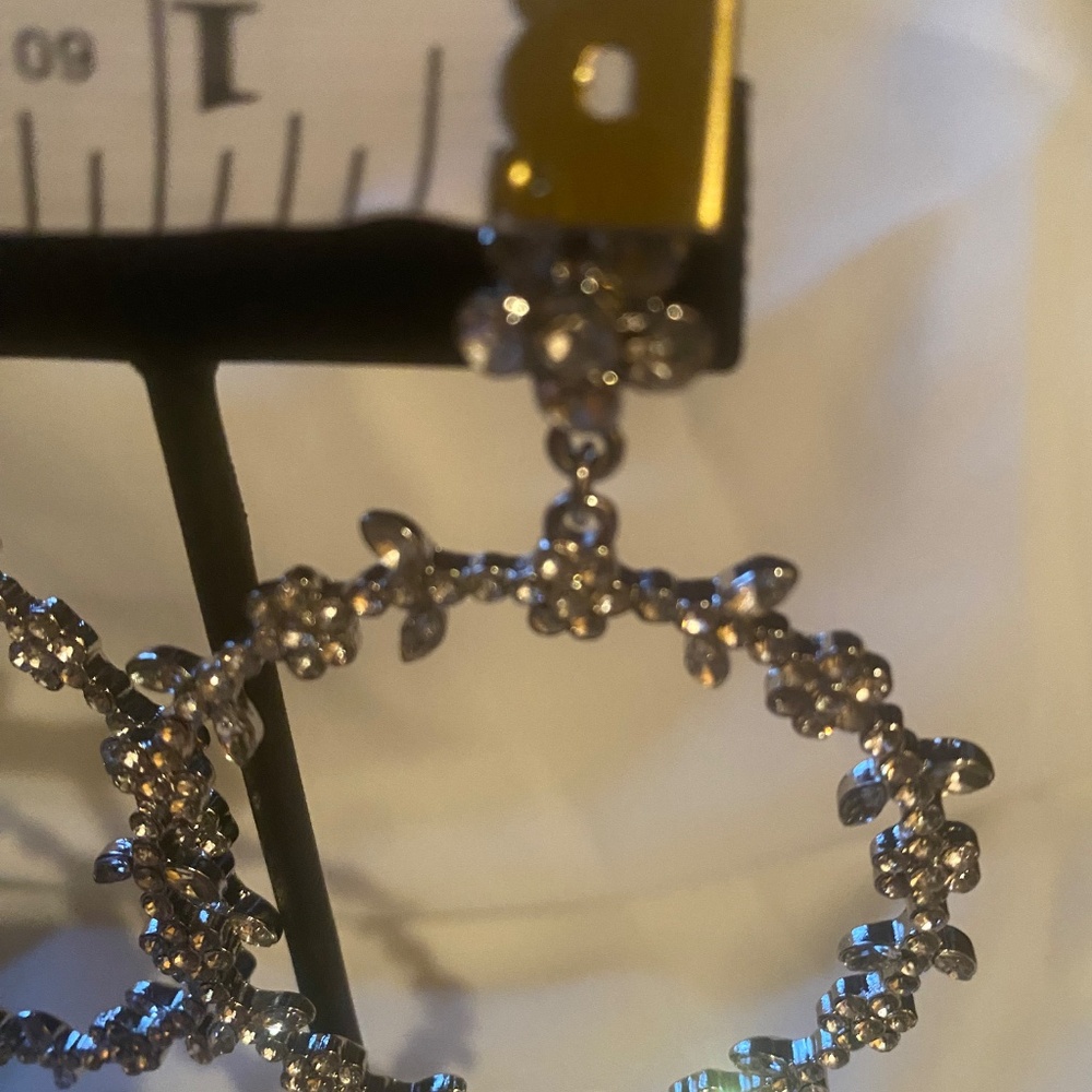 Silver flower hoop earrings - Picture 3 of 8